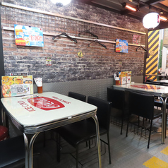 ロゴが記載されたオシャレなテーブル席。