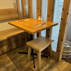 レトロな雰囲気のテーブル席は、２名様でのデートやサシ飲みにぴったり！自家製一夜干しと美酒で語らいの夜を♪