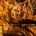 当店の自慢は、わらの強い炎で豪快に焼き上げるわら焼き料理です。「鰹わら焼きタタキ」は、注文後に焼くことでわらの香りが鰹に移り、他では味わえない風味に。高知のブランド塩「塩二郎」で季節の旨みを堪能ください。また、高知直送の「はちきん地鶏」のわら焼きも、果汁感のあるポン酢と共にぜひ！