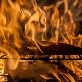 当店の自慢は、わらの強い炎で豪快に焼き上げるわら焼き料理です。「鰹わら焼きタタキ」は、注文後に焼くことでわらの香りが鰹に移り、他では味わえない風味に。高知のブランド塩「塩二郎」で季節の旨みを堪能ください。また、高知直送の「はちきん地鶏」のわら焼きも、果汁感のあるポン酢と共にぜひ!