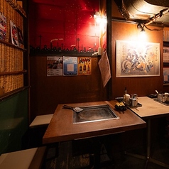 店内は全席テーブル席をご用意しております。ゆったりとくつろげる空間は、ご家族・お子様連れはもちろん、会社帰りの一杯や友人・知人飲みなど、様々なシーンでご利用いただけます 。お好み焼き・もんじゃを囲んで楽しいひとときをお過ごしください♪