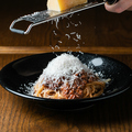 料理メニュー写真 山盛りパルメ山チーズのバンケットミートソース