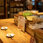 ほっこりした空間におばんざい料理がずらりと並びます。お酒と共にお好みの料理をお楽しみください。