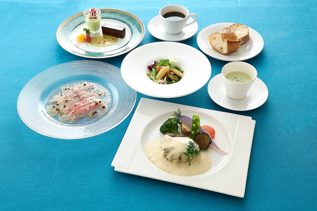 地元で採れた新鮮な食材を使用したコースは、色とりどりの料理が並び、お祝い事や記念日にも◎