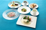 地元で採れた新鮮な食材を使用したコースは、色とりどりの料理が並び、お祝い事や記念日にも◎