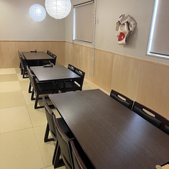 【2階】店内の2階エリアは、より落ち着いた雰囲気の中でお食事を楽しんでいただけます。広々とした空間には、ゆったりとした4名様掛けのテーブル席が配置されており、プライベートな時間を過ごすことができます♪2階エリアは、特別な場合や大切なお客様の接待にも最適です。お料理と共に、上品な雰囲気をお楽しみください◎