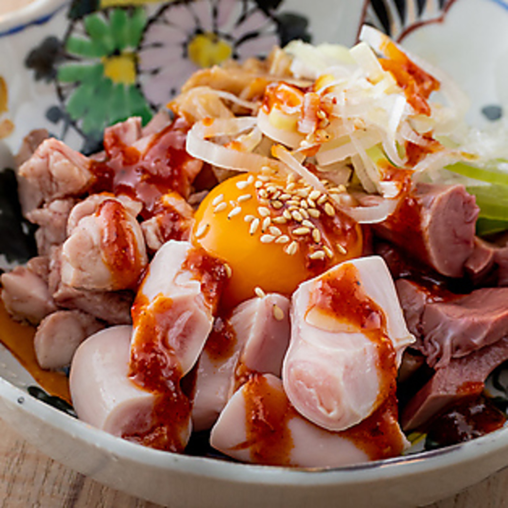 キラキラ輝く「宝石ホルモンユッケ」