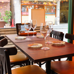 女子会や友人との食事、パーティーに最適なテーブル席をご用意しています◎白を基調とした可愛らしい店内で、美味しいお料理と豊富なドリンクを楽しみながら、賑やかなひとときをお過ごしいただけます。