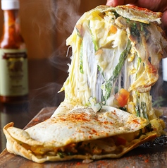 チーズケサディーヤ　ジューシーチキン