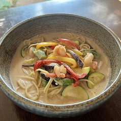 期間限定　夏野菜と海老のタイ風グリーンカレーパスタの写真