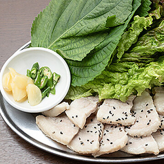 【ヘルシーな逸品】国産銘柄豚の岩中豚をあっさりと♪サンチュやえごまで包んで食べる人気の特製ポッサム！の写真