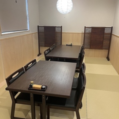 【2階】店内の2階エリアには、8名様掛けの広々としたテーブル席がご用意されています。大人数でのお集まりや団体でのご利用に最適です。テーブル席はゆったりとしており、お客様同士の距離を保ちながらくつろぎの時間をお過ごしいただけます。ぜひ、大人数でのご利用に最適なテーブル席で素敵な時間をお過ごしください♪