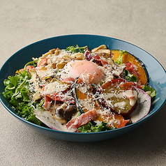 ベーコンと半熟卵のシーザーサラダ