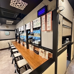 レンガ調が印象的なカウンター席☆ここでは、シェフの手元を眺めながら、出来立ての料理をお楽しみいただけます。おひとり様でも気軽に立ち寄れる雰囲気で、友人との語らいや、仕事帰りのリラックスタイムに最適です。温かみのある空間で、心地よいひとときをお過ごしください。