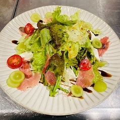 <今月の旬食材>季節のフルーツと生ハムモッツァレラ