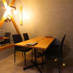 大きな窓から明るい光が差し込む、開放感たっぷりのテーブル席です♪昼下がりのお喋りやカジュアルなランチデートにぴったり◎