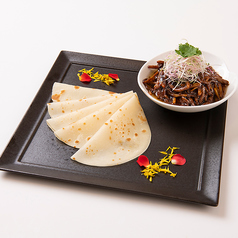 山形県産和牛の中国甘味噌炒めチャイナクレープ包み