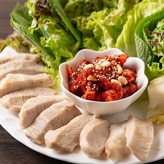 【ヘルシー仕上げ】ポッサム◆新鮮な葉野菜で豚肉と特製大根キムチをくるっと巻いて楽しむ大人気の逸品の写真