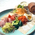 料理メニュー写真 オープングリーンプレート スープとデザート付きのメインプレートです。