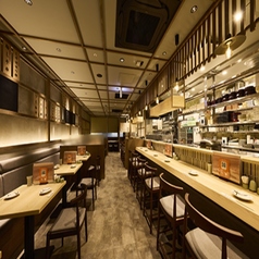 会社の部署単位でのご宴会や、お仲間・ご家族との食事に最適な、ゆったりとしたテーブル席をご用意しております。落ち着いた和の空間の中で、周りを気にすることなく、会話を楽しみながらお食事したい場合に最適です。大切な方々と、極上の焼鳥を囲み、心に残る時間をお過ごしください。