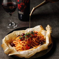 包焼きパスタ“パスカルトッチョ”アンチョビとオリーブのトマトソース