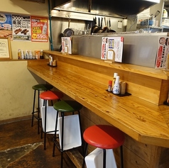 扉を開ければ、そこは串焼きの香りとスタッフの元気な声が響く憩いの場。お一人様でも気兼ねなく楽しめる「特等席のカウンター」は、目の前で焼き上がるライブ感が自慢です！