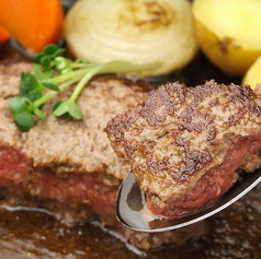 崩さずに、1口分づつスプーンでたっぷりソースと食べる