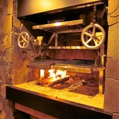【当店自慢のグリル台！】イタリア料理に必要な要素を兼ね備えた熾火【(おきび)真っ赤に蓄熱した炭火】専用グリルを国内厨房機器メーカーと共同開発し、日本のレストランで初めて導入いたしました。間接的な火力の熾火と直接的な火力の薪火を駆使して、様々な食材を使ったグリル料理を展開していきます。