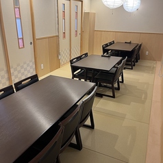 【2階】店内の2階エリアでは16名様の宴会や団体のご利用が可能です。広々とした空間には、16名様がゆったりとお座りいただけるテーブル席が完備されています。お写真はイメージですが実際のテーブルセッティングはより華やかでお洒落なものとなっております◎お食事やお祝いの席など、特別な場面にぴったりのスペースです！