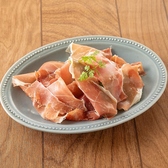 ドリンクのお供は440円～ご注文いただけます。生ハムや野菜スティック、フライドポテト、チーズの盛合せなどお手軽に少量つまめるお料理も、各種のドリンクと合わせてお楽しみください。デザートは「いちじくとナッツのデニッシュ」などをご用意しました。ハッピーアワー利用でさらにお得にご利用ください♪