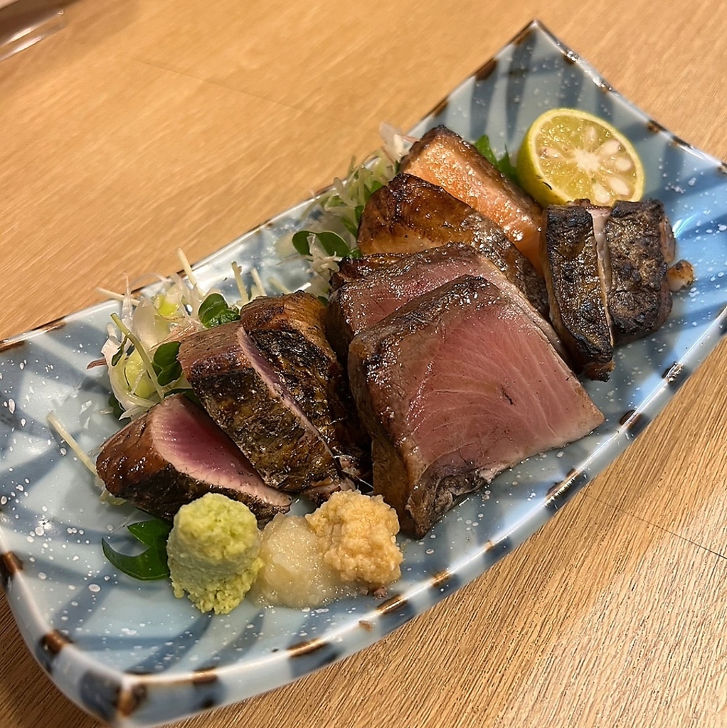 店内で豪快に焼き上げる藁焼き！