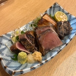 店内で豪快に焼き上げる藁焼き！