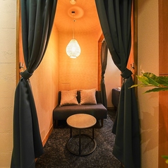 店内は間接照明が灯る大人の雰囲気…。つい、長居したくなるような居心地の良い空間で、シーシャの味・香りをお楽しみください。※画像は系列店