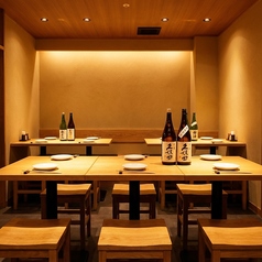 個室 20名様×3♪12～18名様対応の広々とした個室！会社のご宴会や同窓会など大人数での集まりにぴったり◎単品飲み放題のご利用も可能、こだわりの地鶏料理とご一緒に多彩なドリンクをお楽しみいただけます。周囲を気にせず盛り上がれるプライベート空間で、心ゆくまでお過ごしください♪※個室利用可能時間17:00~24:00