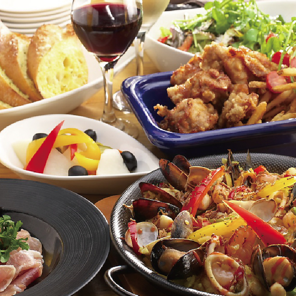 人気のパエリアや熱々トリカラなど全7品！150分飲み放題付き4800円(税込)のスペシャルプランで乾杯！