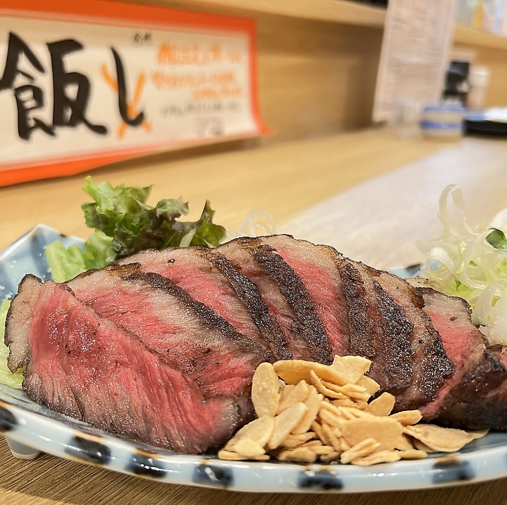 店内で豪快に焼き上げる藁焼きは、魚だけでなく肉でもご堪能いただけます◎