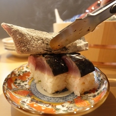お炭つきのサバ寿司の写真