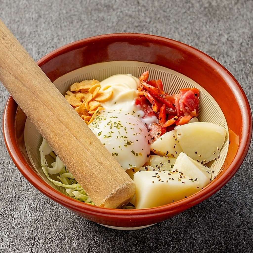 焼肉以外にも隠れた人気メニューを豊富にご用意。焼肉屋のポテトサラダ 改は必食です！