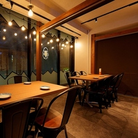 オープンフロアのテーブル席は天高と大きな窓で開放感♪