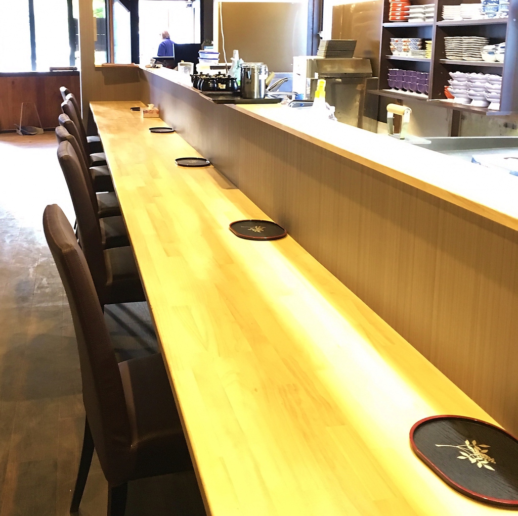 仕事終わりに一息つきたいサラリーマンに人気のカウンター席★