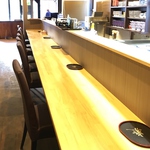 仕事終わりに一息つきたいサラリーマンに人気のカウンター席★