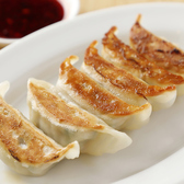 看板メニューの焼き餃子　ひとくちサイズで女性にも大人気！お酒に良く合う一品、是非ご賞味ください★　【歓迎会・送別会・宴会・団体様歓迎】