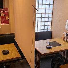 半個室風空間でワイワイ楽しく!テーブル席はロールカーテンで仕切り、プライベート感たっぷりにご利用いただけます。周囲の視線を気にせず、同僚やご友人とのご宴会で、皆様で賑やかなひとときをお過ごしください。