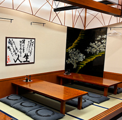 足を伸ばしてくつろげる座敷席。まるで実家のような安心感で創作和食を堪能できます。