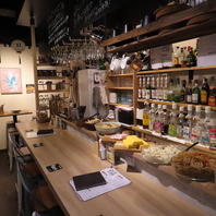 木の温もりを感じるカジュアルな店内は居心地◎