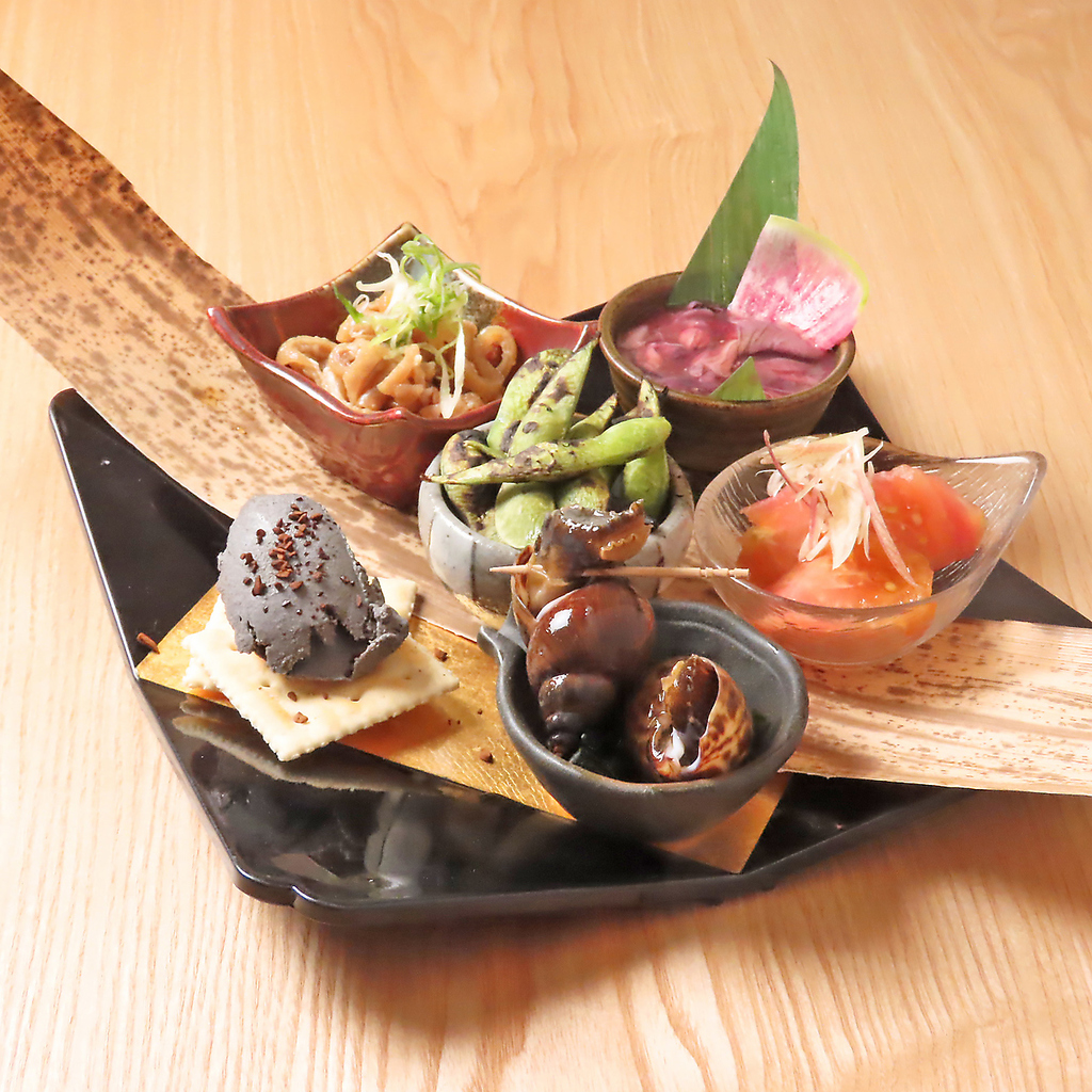 「本日の前菜盛り合わせ」は、当店のお酒のつまみメニュー6品をちょっとずつ楽しめる、お得な一皿◎