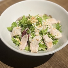 自家製鶏ハムとナッツのサラダ