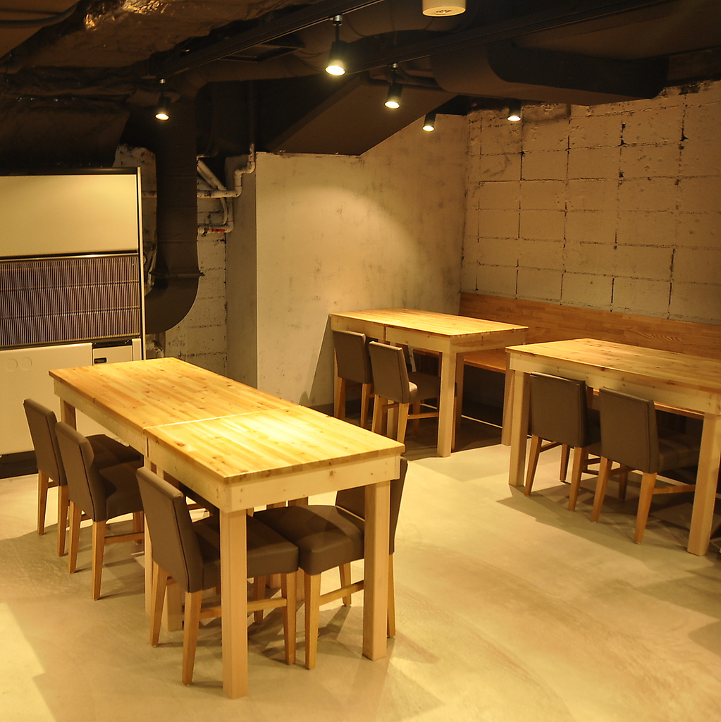 広い店内ではゆったりとくつろげるようにパーソナルスペースを広く設定◎4～20名様以上のご宴会もOK