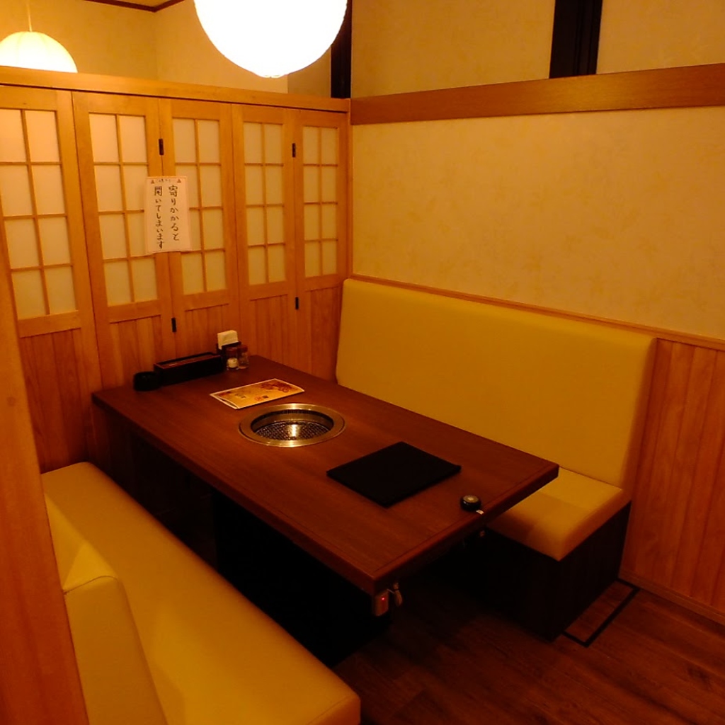 扉で仕切られたゆっくりお食事を愉しめる空間♪