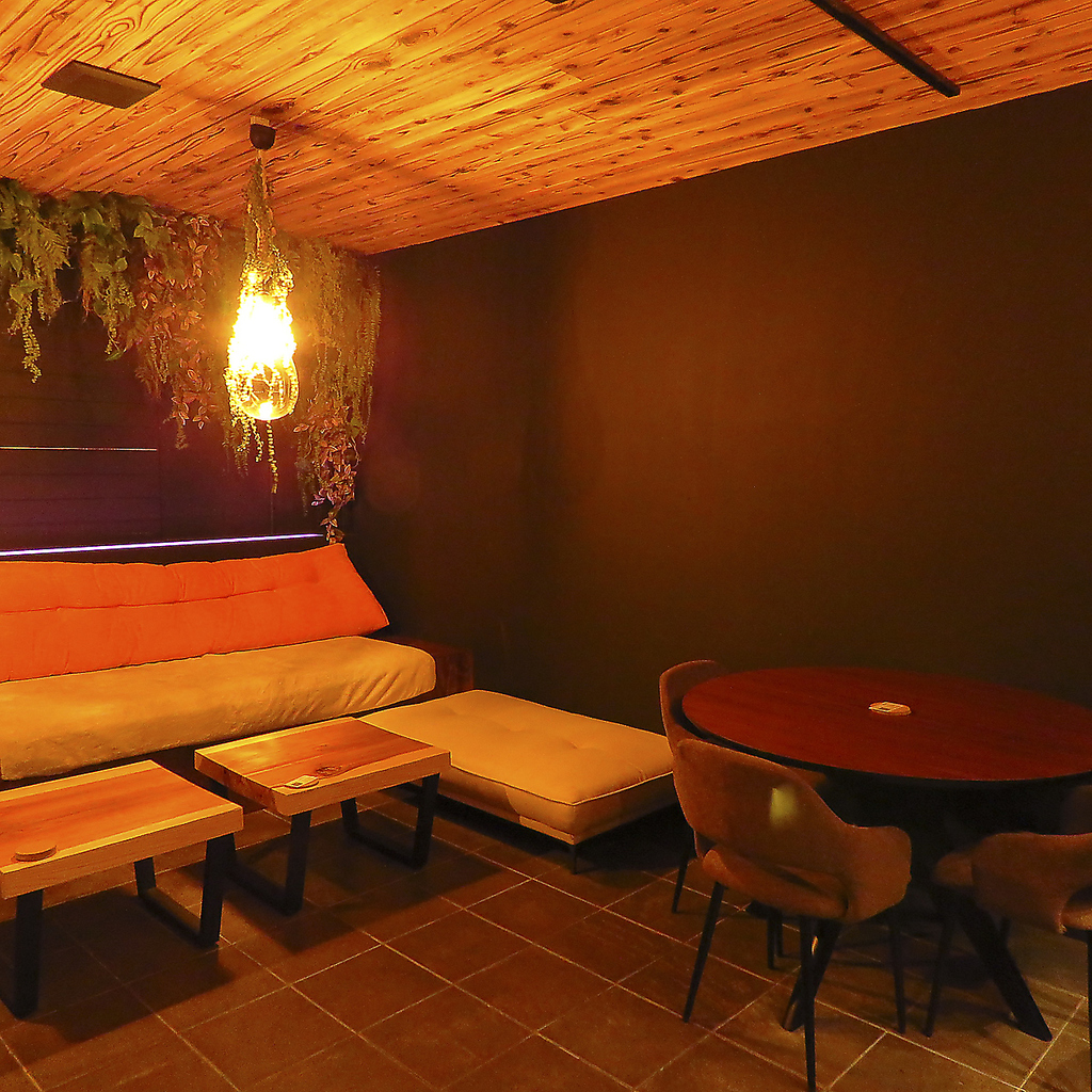 結婚式二次会、パーティー、会社の貸切宴会など、幅広いシーンでご利用いただけるダイニングバーです